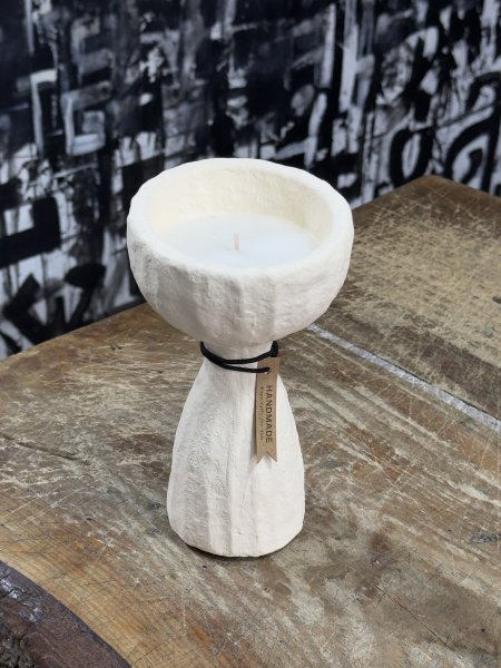 شمعة معطرة طويلة