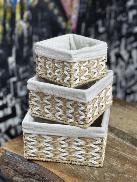 سلة قش ابيضّ وخشبي