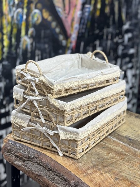 سلة قش وقماش دانتيل