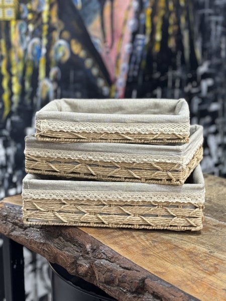 سلة قش وقماش دانتيل