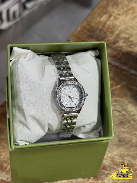 فضي مينا ابيض